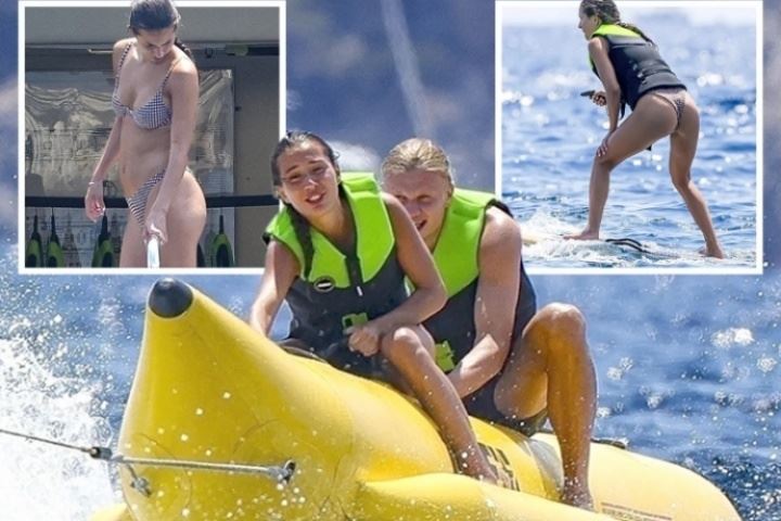 大香蕉🍌哈兰德与女友海滩浪漫度假，同乘香蕉船海上冲浪🚤