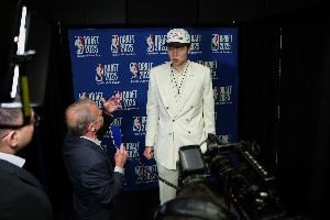 巴西篮球媒体赞杨瀚森：请安静 我们在看中国“约基奇”打球