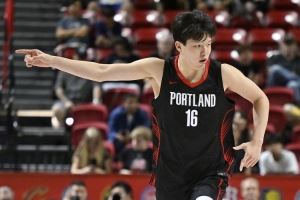 开拓者夏联主帅：把杨瀚森放在能发挥的位置上 他很轻松&不惧对抗