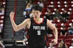 队友认可！克林根：杨瀚森首秀很棒 他攻防都出色&极具场上影响力