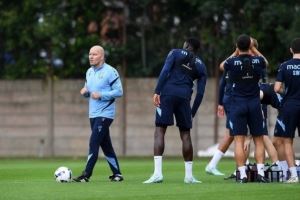 官方：谢周三任命助理教练亨里克-佩德森为球队新任主帅