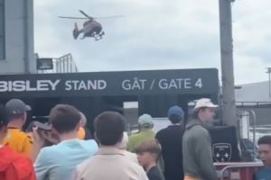 太阳报：英乙球迷看台上生病，直升机降落球场导致比赛推迟1小时