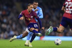 认准蓝军了！罗马诺：哈维-西蒙斯仍在等待切尔西