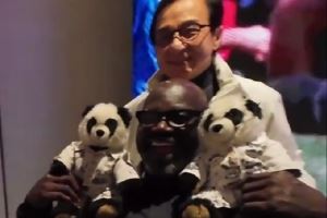 跨界联动!奥尼尔晒与成龙互动:11月快乐