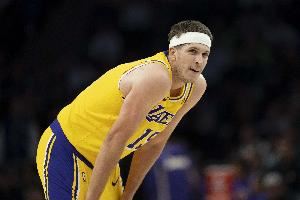 因右侧腹股沟酸痛缺战开拓者！湖记：里夫斯昨天就是带伤上阵