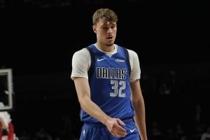 下半场4中0一分未得!弗拉格10中5&三分5中2拿到12分5篮板