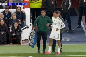 重回故地！阿诺德登场换下居莱尔，安菲尔德嘘声震天！