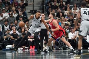 夹懵！阿杜8失误&全队24个失误 控卫问题制约火箭打不了高端局？