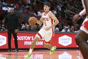 乌度卡:谢泼德在防守端更沉稳了 他能很快意识到该放谁该紧逼谁